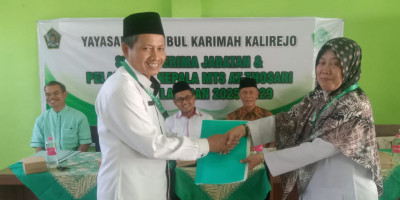 Serah Terima Kamad Disertai Hadiah Umroh