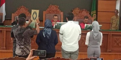 Sidang Nikita Mirzani Memanas: Reza Gladys Hadirkan Kesaksian, Tatapan Intimidatif Warnai Persidangan