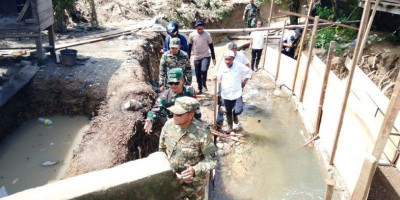 Satgas TMMD Kodim 1506/Namlea Bangun Reol/Drainase Raksasa di Desa Waenono