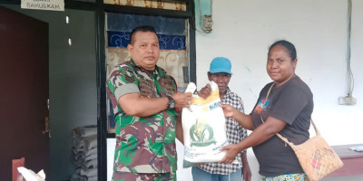 Pastikan Berjalan Lancar, Babinsa Biak Kota Dampingi Penyaluran Bansos Beras