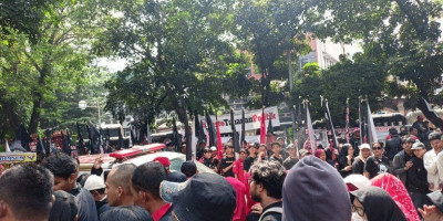 Vonis Hasto Hari Ini! Sidang Vonis Memanas, Massa PDIP Kepung Pengadilan Jakarta Pusat