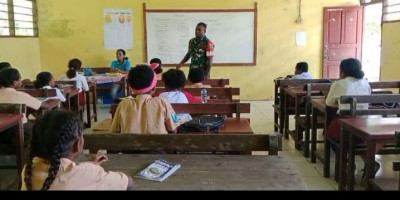  Tanamkan Jiwa Nasionalisme, Babinsa Mengajar Wasbang di SMP YPK Warsa