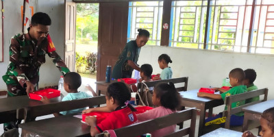 Jaga Gizi Anak Sekolah, Babinsa Dampingi Distribusi Makanan Bergizi Gratis