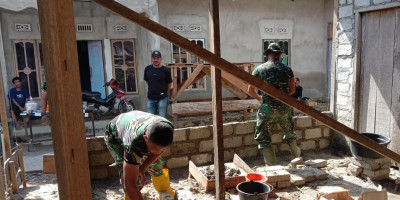 Satgas TMMD Kodim 1506/Namlea Bangun Rumah Tidak Layak Huni di Desa Leku