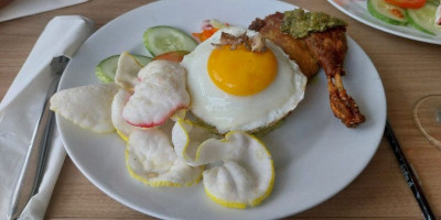 Nasi Goreng Bebek Sambal Hijau Jadi Primadona Baru di Hotel MaxOne Harapan Indah Bekasi