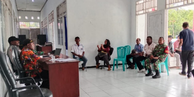 Sambut HUT Ke-80 RI, Babinsa Biak Utara Hadiri Rapat Panitia di Kampung Roidifu