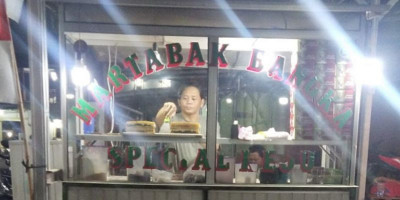 Sensasi Cafe Martabak Bangka Bang Abib, Makan di Ruang Terbuka 