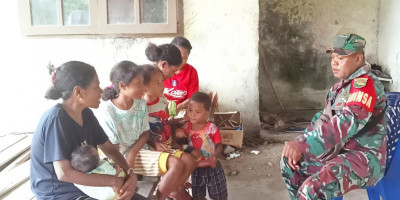 Peduli Tumbuh Kembang Anak, Babinsa Supiori Ingatkan Pentingnya Posyandu