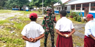 Didik Karakter Sejak Dini, Babinsa Latih PBB di SMPN 1 Numfor