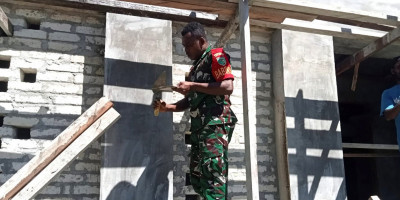 Peduli, Babinsa Bantu Pengacian Dinding Gedung Gereja Elim Warsa