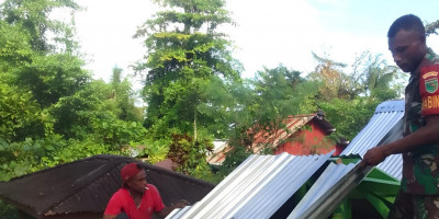 Kemanunggalan TNI-Rakyat, Babinsa Biak Utara Bantu Pasang Seng Pusara Warga