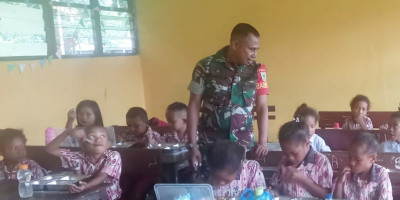 TNI Peduli Gizi Anak, Babinsa Kawal Penyaluran Makanan Bergizi di Sekolah