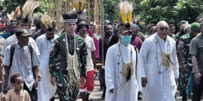 Uskup Agung Merauke dan Satgas 126/KC Satukan Iman di Perbatasan Ninati