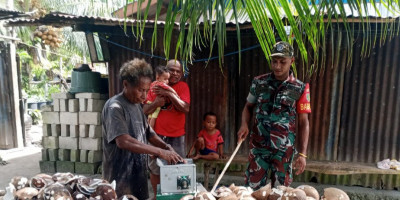 Babinsa Biak Kota Bantu Warga Olah Kelapa Jadi Minyak di Kampung Mbromsi