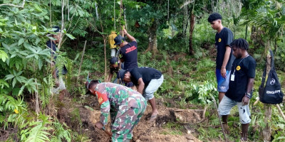 Atasi Genangan Air, Babinsa Biak Utara Bantu Warga Buat Parit
