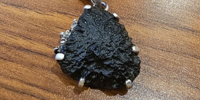 Moldavite, Batu Langit yang Diyakini Punya Energi Spiritual Dahsyat