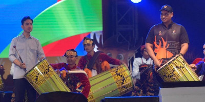 Tabuh Gendang Baleq, Menpora Dito Dampingi Wapres Gibran Tutup FORNAS VIII NTB 2025