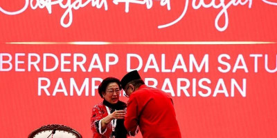 Tangis Megawati Pecah saat Hasto Peluk dan Pekikkan Merdeka