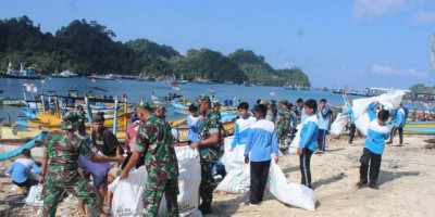 TNI Bersama Warga Jaga Laut: Sentuhan Hangat Danrem 083/Bdj di Pantai Sendang Biru