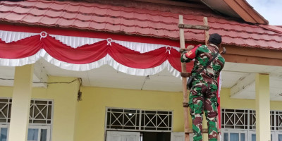 Cinta Tanah Air, Babinsa dan Warga Warnai Distrik Warsa dengan Merah Putih