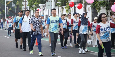 Wamenpora Taufik Hidayat Lepas Peserta Fun Run & Walk Gelar Batik Nusantara