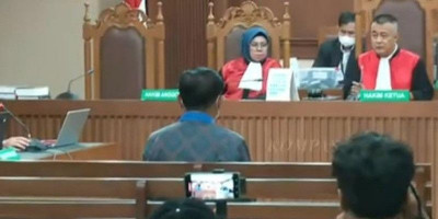 Terisak di Persidangan, Eks Ketua PN Surabaya Minta Maaf: Cinta Saya pada MA Berakhir Tragis