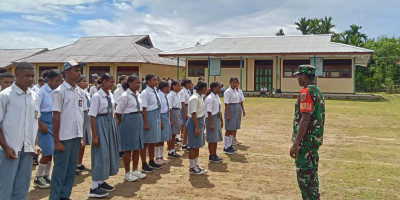 Pembinaan Karakter Pelajar, Babinsa Biak Utara Latih PBB di SMAN 1 Warbon