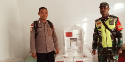 Pastikan Aman, Babinsa Kawal Distribusi Logistik PSU Hingga Pelosok Supiori