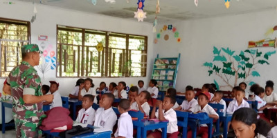 Tanamkan Semangat Cinta Tanah Air, Babinsa Supiori Beri Materi Wasbang kepada Murid SD