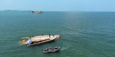 Bakamla RI Evakuasi KM Aneka Jaya Terbalik di Perairan Pulau Cucu Petong