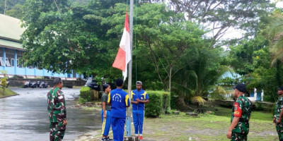 Jelang HUT Ke-80 RI, Babinsa Latih Paskibra Tingkat Distrik Biak Timur