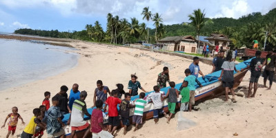 Peduli Warga, Babinsa Warsa Gotong-Royong Angkat Perahu Nelayan
