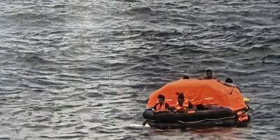 Bakamla RI - Korea Coast Guard Selamatkan 8 ABK WNI dari Dugaan TPPO di Korsel