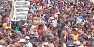 PATI BERGUNCANG! Lautan 100 Ribu Warga Kepung Bupati Sudewo, Ribuan Aparat Siaga