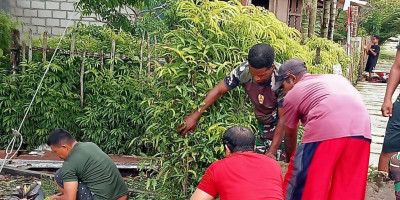 Babinsa Supiori Selatan Tingkatkan Kebersamaan Lewat Perbaikan Pipa Air