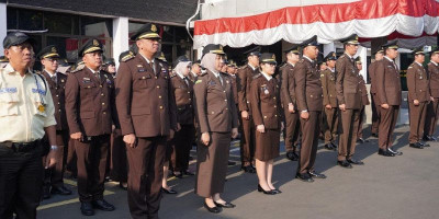 Kajari Jaktim Dedy Priyo Handoyo Pimpin Upacara HUT ke-80 RI