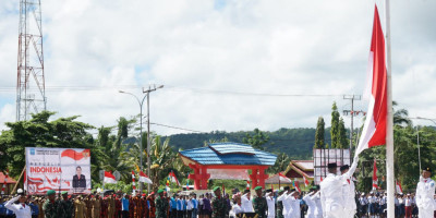 Dilatih Serka Kusnadi, Paskibra Kabupaten Supiori Sukses Kibarkan Merah Putih di HUT Ke-80 RI