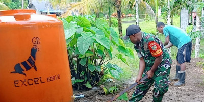 Peduli Kesehatan Warga, Babinsa Biak Utara Bantu Warga Buat Parit Pembuangan Air