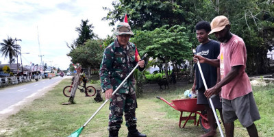 Jaga Kebersihan Lingkungan, Babinsa Numfor Bersama Warga Gotong-Royong Bersihkan Bahu Jalan