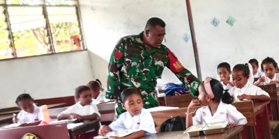 Dukung Generasi Sehat, Babinsa Aktif Dampingi Distribusi MBG di Distrik Biak Timur