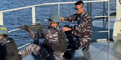 KRI Balongan-908 Gelar Latihan Menembak di Laut Pasifik