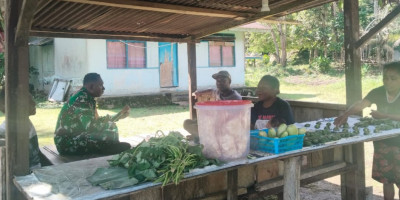 Dekat dengan Warga Babinsa Warsa Kunjungi Mama-Mama Penjual Pinang di Bosnabraidi