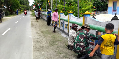 Semangat Kebersamaan, Babinsa Numfor dan Jemaat GKI Baitel Gotong-Royong Bersihkan Pagar Gereja
