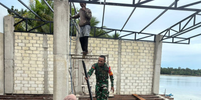 Sinergi TNI Bersama Rakyat, Babinsa Biak Kota Bantu Bangun Rumah Warga