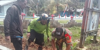 Wujud Kemanunggalan TNI-Rakyat, Babinsa Supiori Selatan Bantu Bangun Pagar di Kampung Yawerma