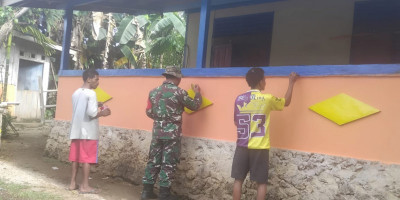 Kebersamaan TNI-Rakyat, Babinsa Numfor Bantu Warga Cat Teras Rumah