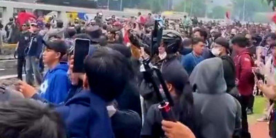 Demo DPR Ricuh: Pelajar-Mahasiswa Kepung Gedung, Polisi Tembakkan Gas Air Mata dan Water Cannon