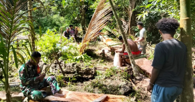 Jaga Tradisi Leluhur, Babinsa Warsa Bantu Warga Tokok Sagu