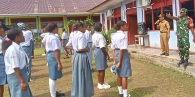 Babinsa Biak Utara Hadiri untuk Siswa Membangun Disiplin dan Karakter Sejak Dini