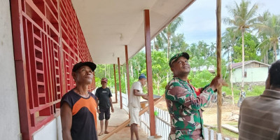 Peduli Pendidikan dan Keagamaan, Babinsa Bantu Pengecatan Plafon Gedung Sekolah Minggu